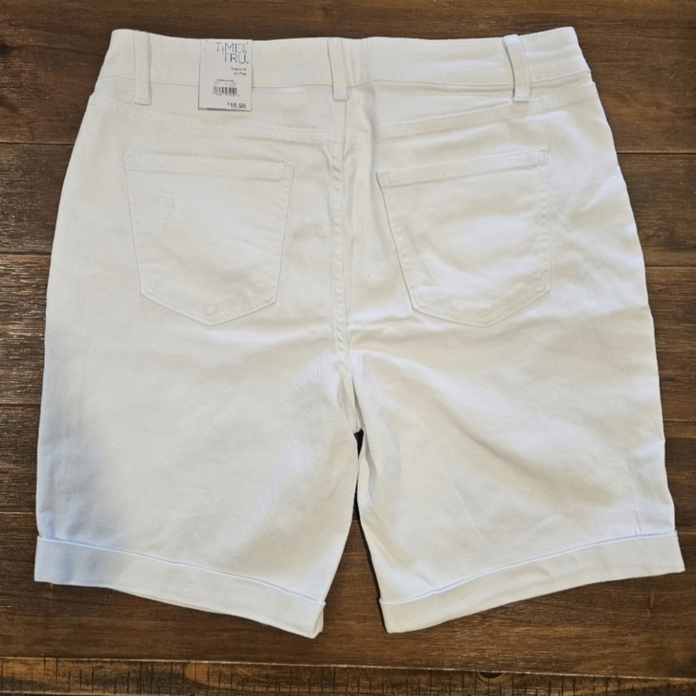 TIME AND TRU WHITE DENIM DISTRESSED BERMUDA SHORTS SIZE No Tags But Never Worn